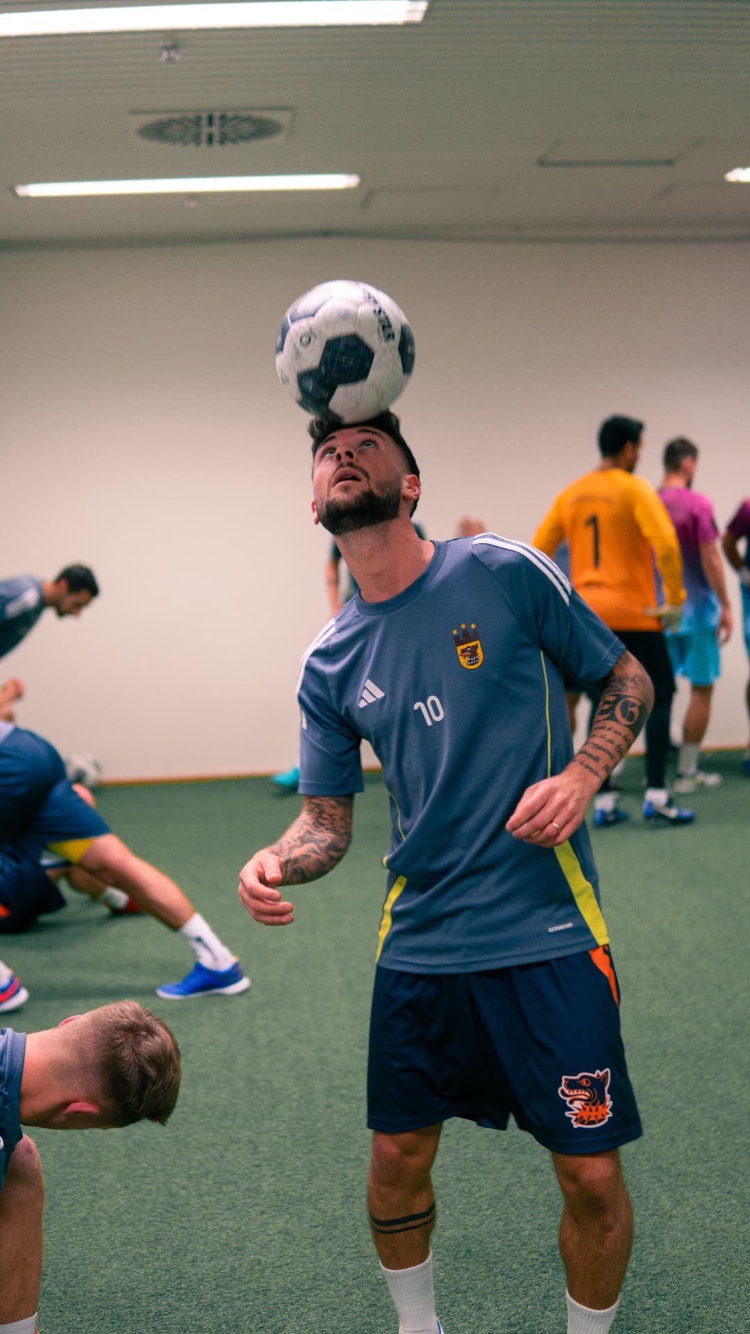 Emanuele Giardini balanciert einen Fußball auf der Stirn