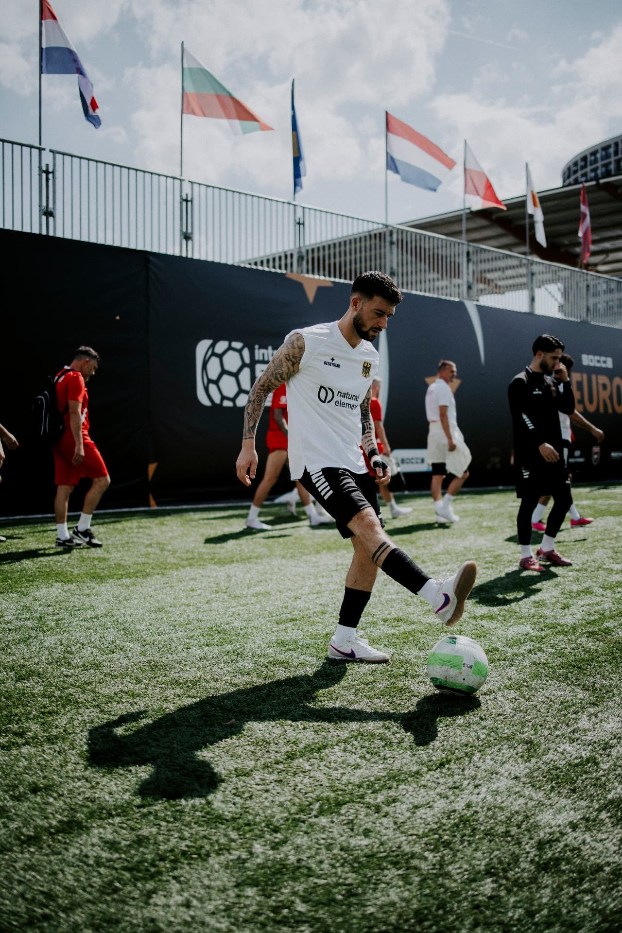Emanuele Giardini am Ball auf einem Kunstrasenplatz im Freien