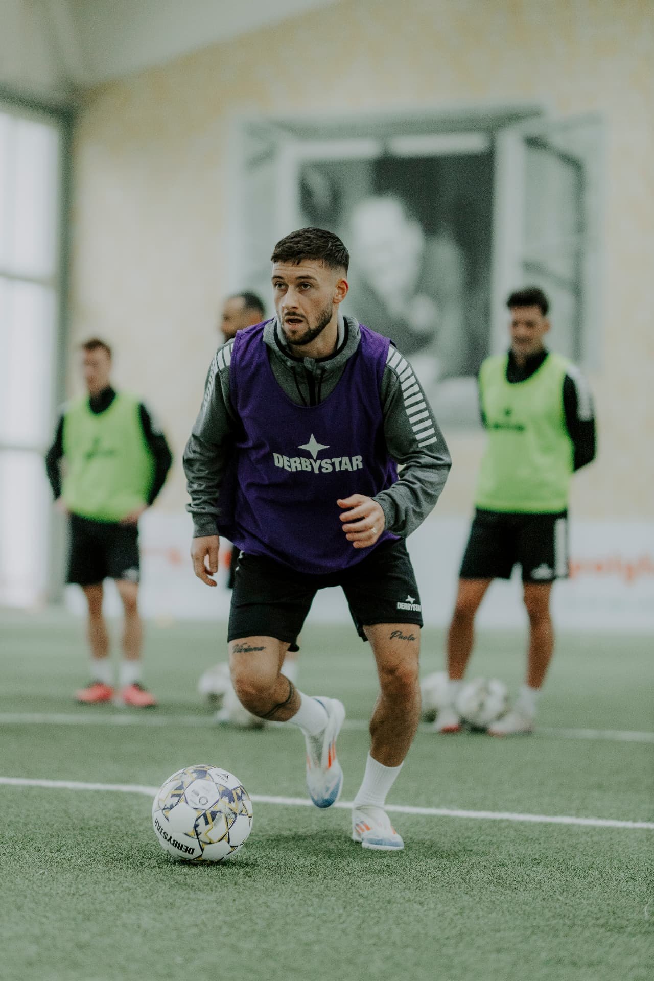 Emanuele Giardini beim Dribbling im Training auf Kunstrasen