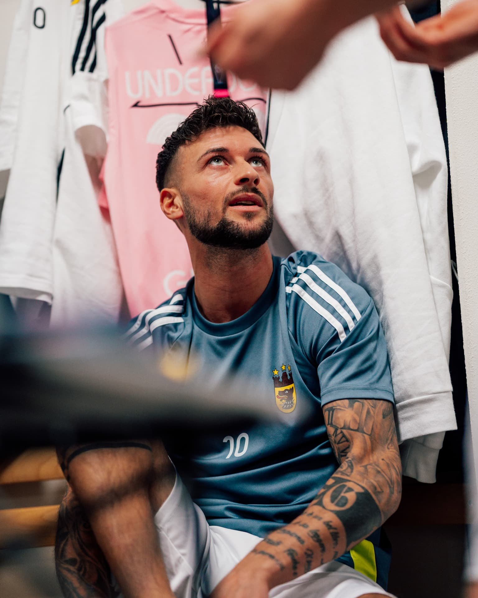 Spieler in der Umkleide vor dem Training